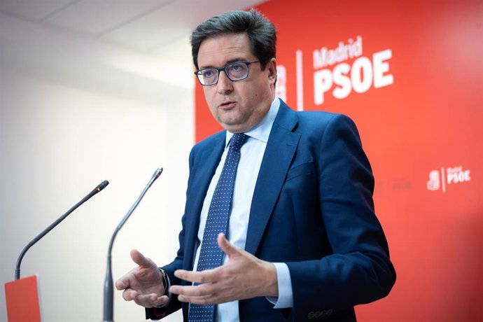 El secretario general del PSOE de Madrid, óscar López, ofrece una rueda de prensa, en la sede del PSOE de Madrid, a 24 de febrero de 2025, en Madrid (España). Durante su intervención ha exigido a la presidenta de la Comunidad de Madrid que vote a favor de