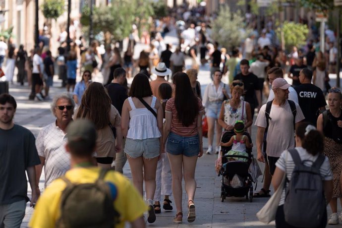 Archivo - Decenas de personas caminan por el centro de la ciudad, a 5 de julio de 2024, en Barcelona, Catalunya (España).