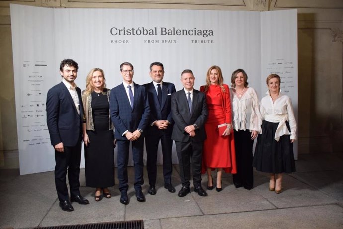 El presidente de C-LM, Emiliano García-Page, durante su visita a la exposición 'Balenciaga, Shoes From Spain Tribute'.