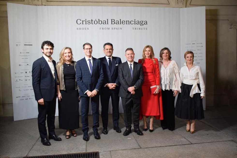 El presidente de C-LM, Emiliano García-Page, durante su visita a la exposición 'Balenciaga, Shoes From Spain Tribute'.
