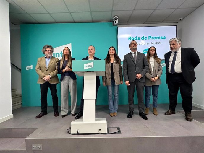 El secretario general de Junts, Jordi Turull, en una rueda de prensa junta a la Ejecutiva del partido de este lunes.