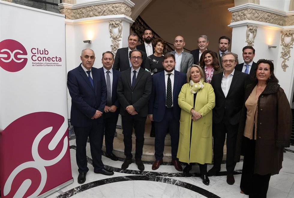 El consejero de Fomento de Castilla-La Mancha, Nacho Hernando, junto a profesionales de la comunicación durante su participación en la mesa del Club Conecta.