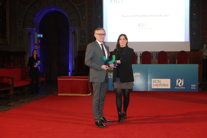 El director de Investigación, Innovación y Aprendizaje del Hospital Sant Joan de Déu, Joan Comella, junto a la consellera Núria Montserrat en el acto de este lunes