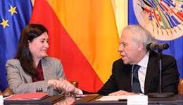 Observadora Permanente de España ante la OEA, Carmen Montón y el secretario general de la OEA, Luis Almagro