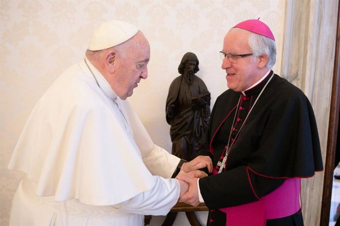 El arzobispo de Sevilla, José Ángel Saiz Meneses, junto al Papa Francisco.