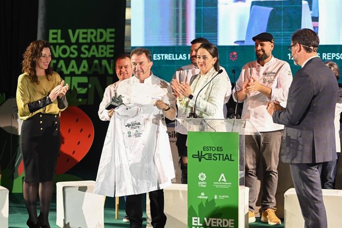 Martín Berasategui recibe el Premio 'Vestial 2025'.
