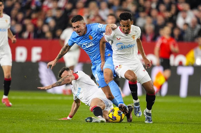 Martin Valjent, do RCD Mallorca, e Djibril Sow, do Sevilla FC, em ação durante a partida de futebol do campeonato espanhol, LaLiga EA Sports, disputada entre Sevilla FC e RCD Mallorca no estádio Ramon Sanchez-Pizjuan, em 24 de fevereiro de 2025, em Sevilh