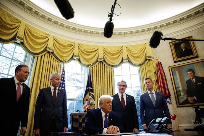 14 de fevereiro de 2025, Washington, Distrito de Colúmbia, EUA: O presidente dos Estados Unidos, Donald Trump, assina duas ordens executivas no Salão Oval da Casa Branca, em 14 de fevereiro de 2025, em Washington, D.C. As ordens executivas assinadas hoje 