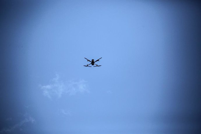 05 February 2025, Palestinian Territories, Tulkarm: An Israeli drone secures the path for infantry soldiers during an ongoing raid on the Tulkarm refugee camp. Photo: Nasser Ishtayeh/SOPA Images via ZUMA Press Wire/dpa