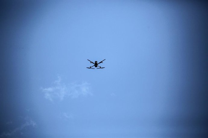05 de fevereiro de 2025, Territórios Palestinos, Tulkarm: Um drone israelense protege o caminho para os soldados de infantaria durante uma incursão em andamento no campo de refugiados de Tulkarm. Foto: Nasser Ishtayeh/SOPA Images via ZUMA Press Wire/dpa