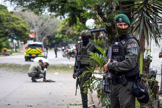 Archivo - Agentes de la Policía toman pruebas tras la detonación de una moto-bomba en el Valle Del Cauca, Colombia, el pasado año