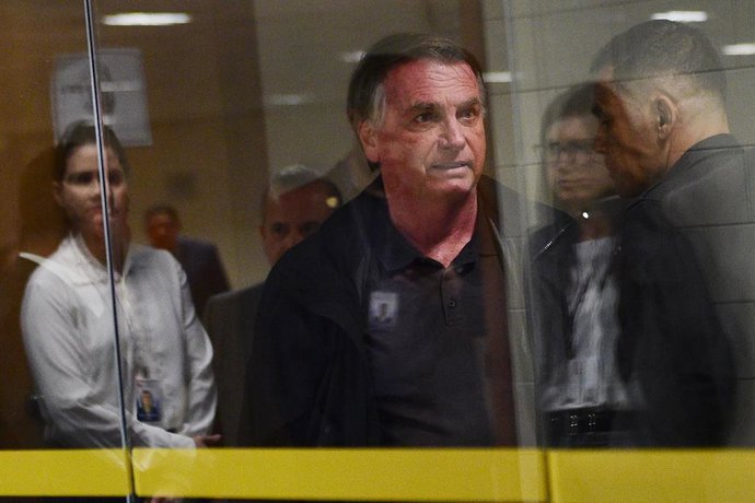 BRASÍLIA, 19 de fevereiro de 2025 -- O ex-presidente brasileiro Jair Bolsonaro (C) é fotografado no prédio do Congresso Nacional em Brasília, Brasil, em 18 de fevereiro de 2025.   O procurador-geral do Brasil entrou com uma ação penal contra o ex-presiden