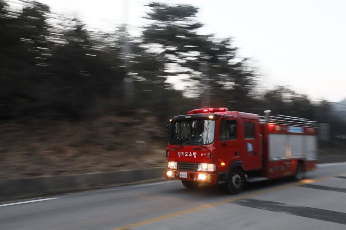 Archivo - May 1, 2020, Gosung, GANGWON, SOUTH KOREA: May 1, 2020-Gosung, South Korea-A firefighters Vehicles go a head to bruning forest site  an operation to extinguish a forest fire in Goseong, some 160 kilometers northeast of Seoul, on May 2, 2020. The
