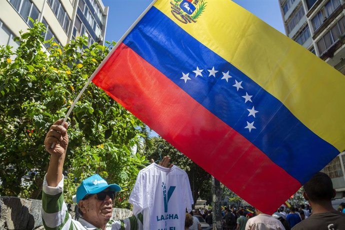 Archivo - Arquivo - 23 de janeiro de 2024: Um opositor com a bandeira venezuelana e um boné do partido Vente, de Maria Corina Machado. Comício da candidata Maria Corina Machado, líder da oposição venezuelana, na Plaza Francia de Altamira, em Caracas, em 2