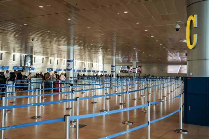 Archivo - Arquivo - 4 de agosto de 2024, Lod, Israel: Uma sala de embarque quase vazia no Aeroporto Internacional Ben Gurion de Tel Aviv, perto de Lod. Apesar da alta temporada de viagens, o aeroporto recebe um número mínimo de passageiros, pois muitas co