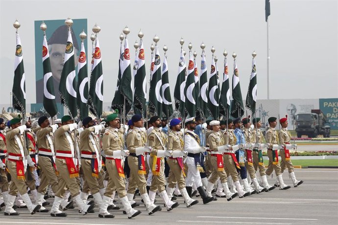 Archivo - Imagen de archivo de un desfile militar en Pakistán