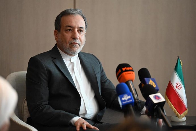 Archivo - KUWAIT CITY, Oct. 22, 2024 -- O ministro das Relações Exteriores do Irã, Seyed Abbas Araghchi, fala em uma coletiva de imprensa na Cidade do Kuwait, Kuwait, em 22 de outubro de 2024. Araghchi disse na terça-feira que os países vizinhos garantira