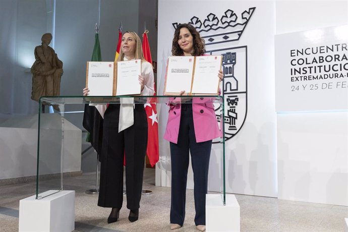 La presidenta de la Junta de Extremadura, María Guardiola,  y la presidenta de la Comunidad de Madrid, Isabel Díaz Ayuso, firman un protocolo de colaboración y dos declaraciones institucionales