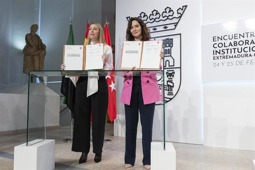 La presidenta de la Junta de Extremadura, María Guardiola, y la presidenta de la Comunidad de Madrid, Isabel Díaz Ayuso, firman un protocolo de colaboración y dos declaraciones institucionales