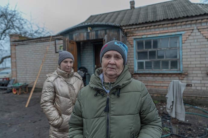 Iryna Buhaiova, desplazada de Bajmut, y Yana Buhaiova, su nuera, cerca de su casa en el pueblo de Shevchenkivske