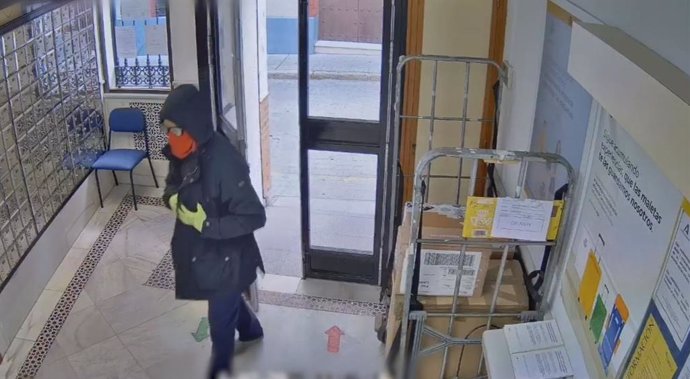 Imagen del atracador accediendo armado a una sucursal de Correos de Valverde del Camino (Huelva)