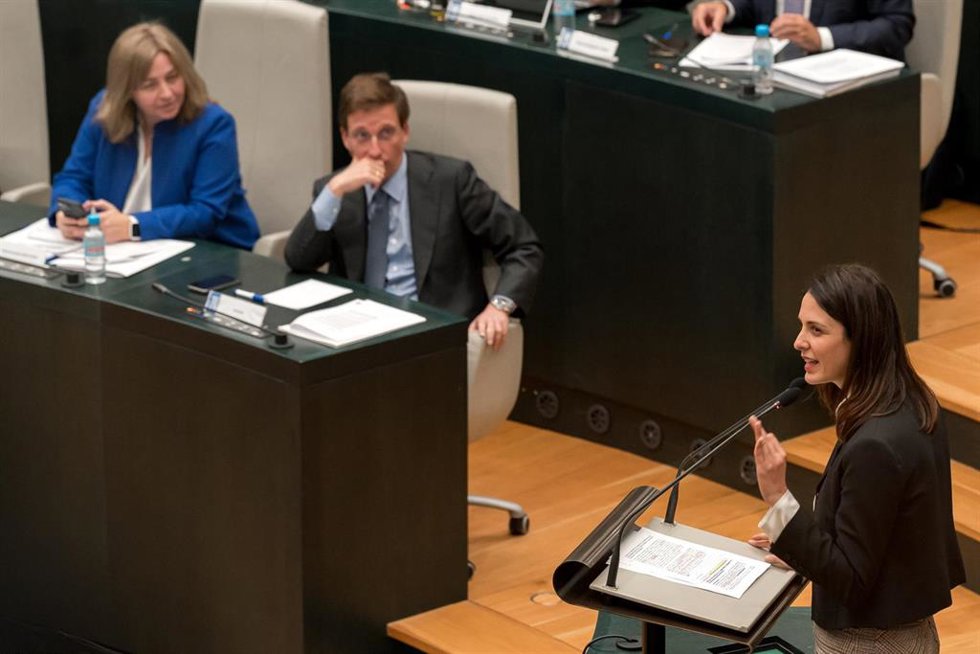 Archivo - (I-D) La concejala del Grupo Municipal del Partido Popular, Inmaculada Sanz Otero, el alcalde de Madrid, José Luis Martínez-Almeida, y la portavoz de Más Madrid en el Ayuntamiento de Madrid, Rita Maestre, durante una sesión ordinaria del Pleno
