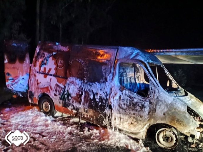 Queman dos furgonetas y la esquina de un tendejón en Teboyas, Castrillón.