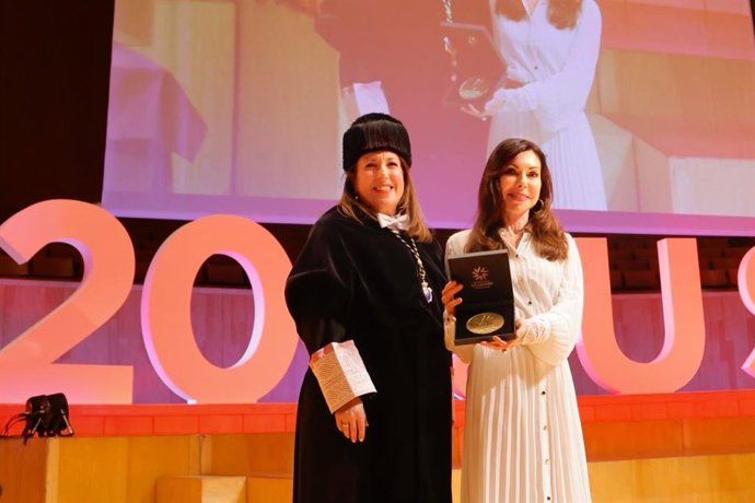 La rectora de la USJ, Silvia Carrascal, y la presidenta de las Cortes de Aragón, Marta Fernández.