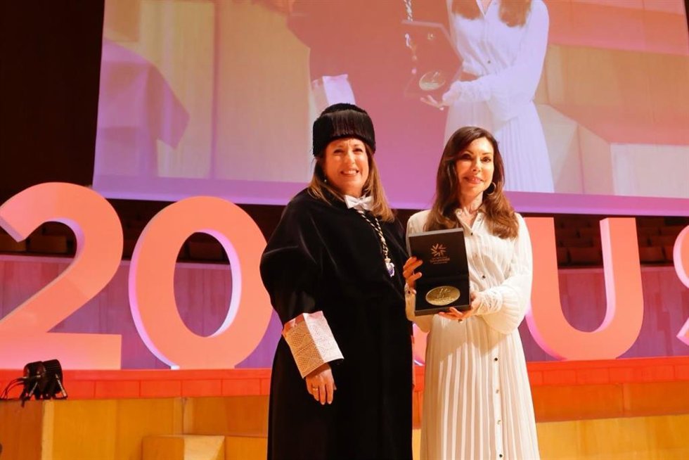 La rectora de la USJ, Silvia Carrascal, y la presidenta de las Cortes de Aragón, Marta Fernández.