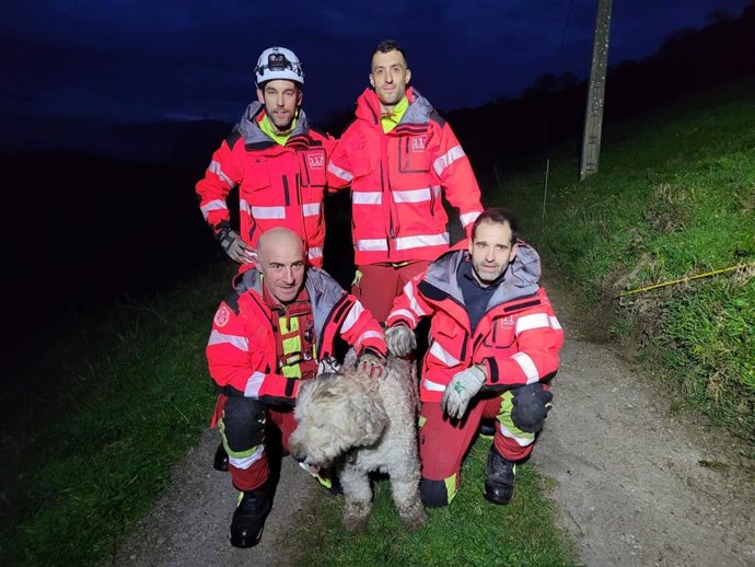 Efectivos de los bomberos del 112 con el perro recatado