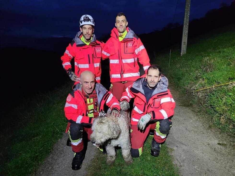 Efectivos de los bomberos del 112 con el perro recatado
