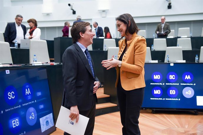 El alcalde de Madrid, José Luis Martínez Almeida, y la portavoz municipal del grupo Socialista en el Ayuntamiento de Madrid, Reyes Maroto, durante una sesión ordinaria del pleno municipal