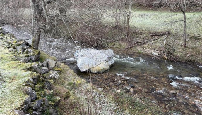 Roca retirada del cauce del río Pajares, en Lena.