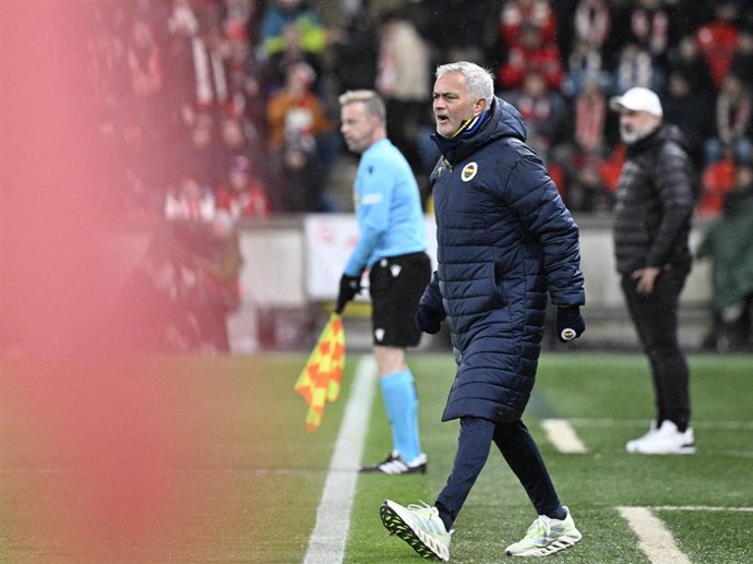 Archivo - José Mourinho da instrucciones durante un partido del Fenerbahçe