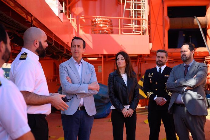 La presidenta de la APA, Rosario Soto, y el subdelegado del Gobierno en Almería, José María Martín, durante su visita el buque Clara Campoamor en el Puerto de Almería.