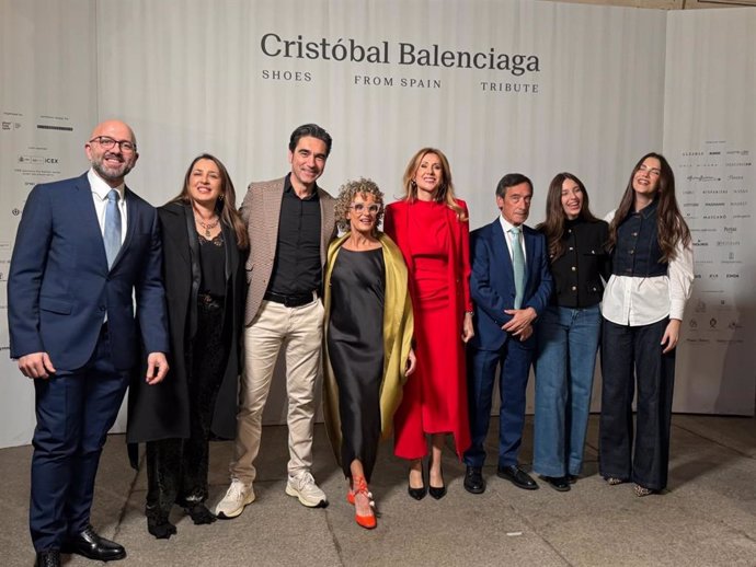 La consejera Marisa López Aragón posa con los representantes de las marcas de calzado de la Región de Murcia que participan en la exposición de Balenciaga