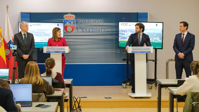 La presidenta de Cantabria, María José Sáenz de Buruaga, informa, en rueda de prensa, de un nuevo proyecto industrial. 