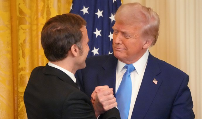 24 February 2025, US, Washington: US President Donald Trump and French President Emmanuel Macron shake hands after a joint press conference in the East Room of the White House following a bilateral meeting. Photo: Andrew Leyden/ZUMA Press Wire/dpa