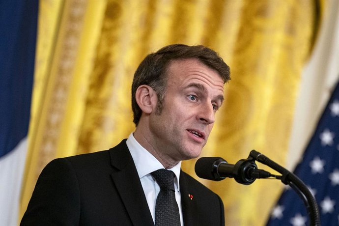 24 de fevereiro de 2025, Washington, Distrito de Columbia, EUA: O presidente Emmanuel Macron da França fala durante uma coletiva de imprensa conjunta com o presidente dos Estados Unidos, Donald J. Trump, no Salão Leste da Casa Branca em Washington, DC, na