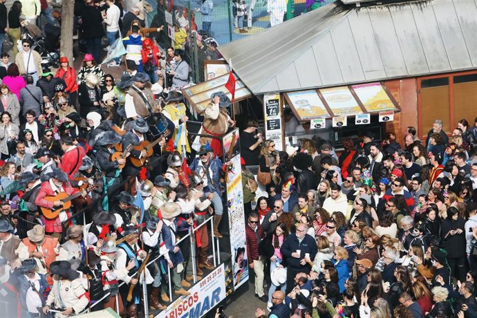 Archivo - Un coro en el carrusel del Mercado Central durante el Carnaval de Cádiz en una imagen de archivo.