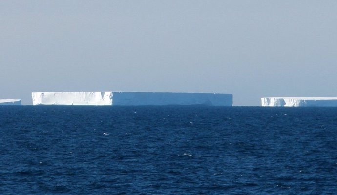 Grandes icebergs cerca de la Antártida.