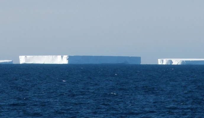 Grandes icebergs perto da Antártica.