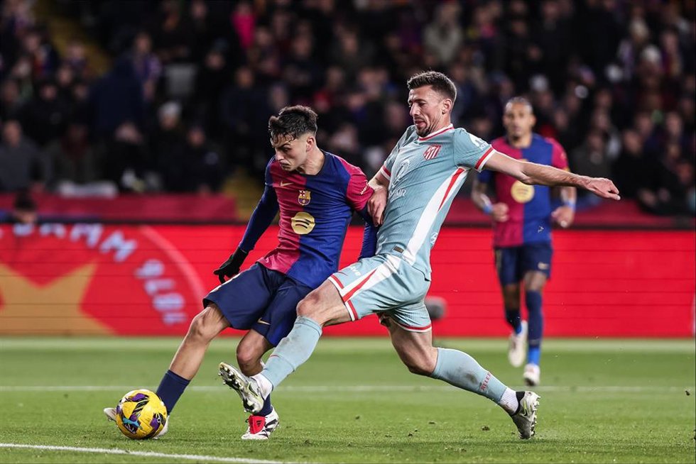 Archivo - El jugador del FC Barcelona Pedro González 'Pedri' y el defensa del Atlético de Madrid Clément Lenglet, en un partido de LaLiga EA Sports 2024-2025. 