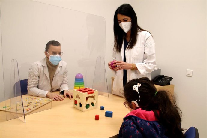 Visita médica a una paciente con un implante coclear.