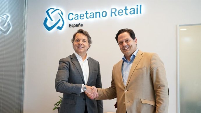 Paulo Pereira (izquierda), General Manager de Caetano Retail, y José Ignacio Rubio (derecha), General Manager de LoJack Iberia.