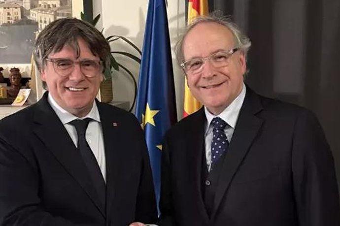 El presidente de Junts, Carles Puigdemont, con el nuevo presidente del Consell de la República, Jordi Domingo