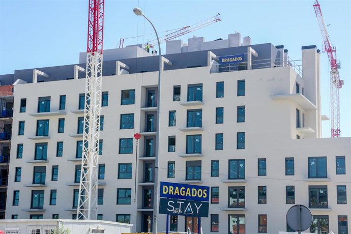 Archivo - Viviendas en construcción, a 10 de septiembre de 2024, en Madrid