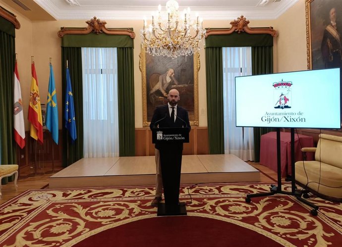 El portavoz de la Junta de Gobierno de Gijón, Jesús Martínez Salvador (Foro), en rueda de prensa en el Consistorio gijonés.