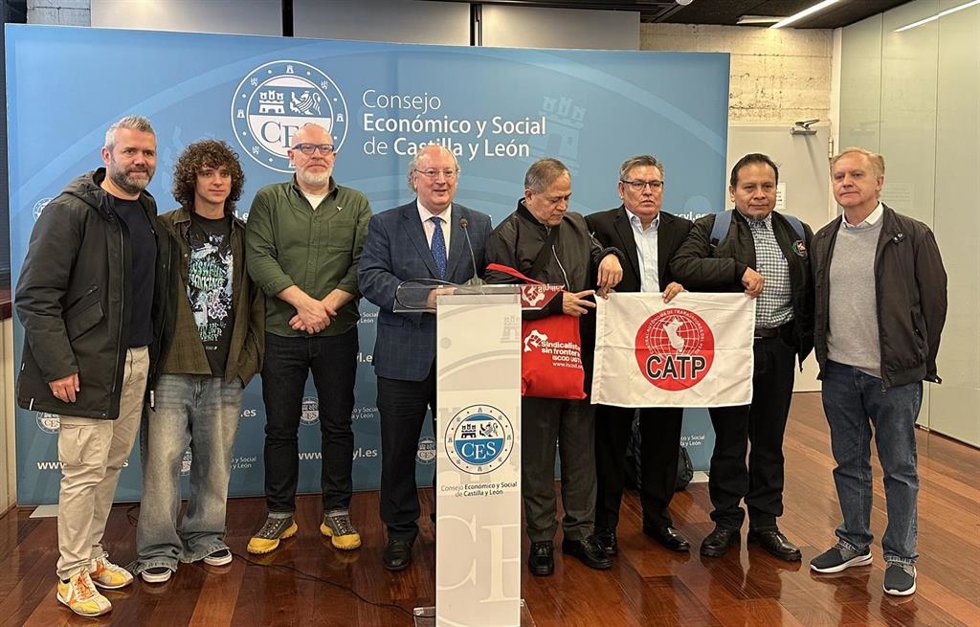 El presidente del CES, Enrique Cabero, junto al secretario de Política Internacional de UGT, Jesús Gallego, y representantes de la Central Autónoma de Trabajadores del Perú (CATP) , entre otros miembros sindicales.