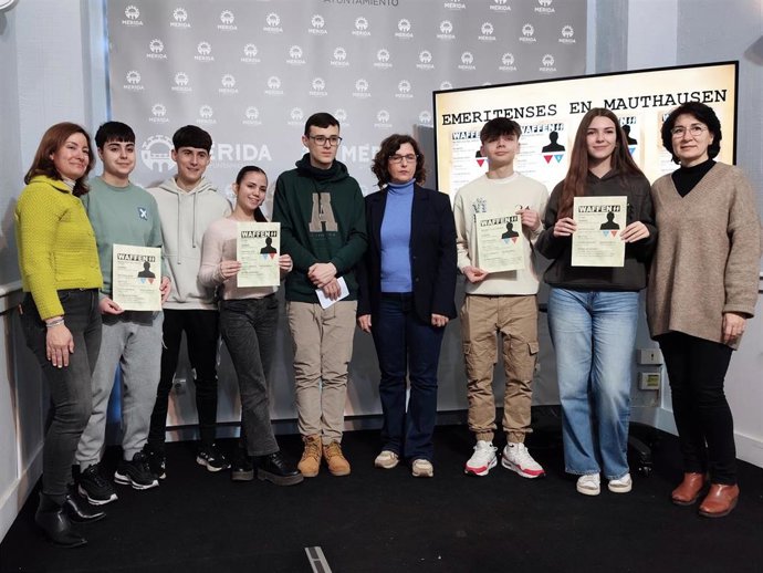 Alumnos de 4º de la ESO muestran las fichas con los datos de los cuatro emeritenses presos en Mauthausen.